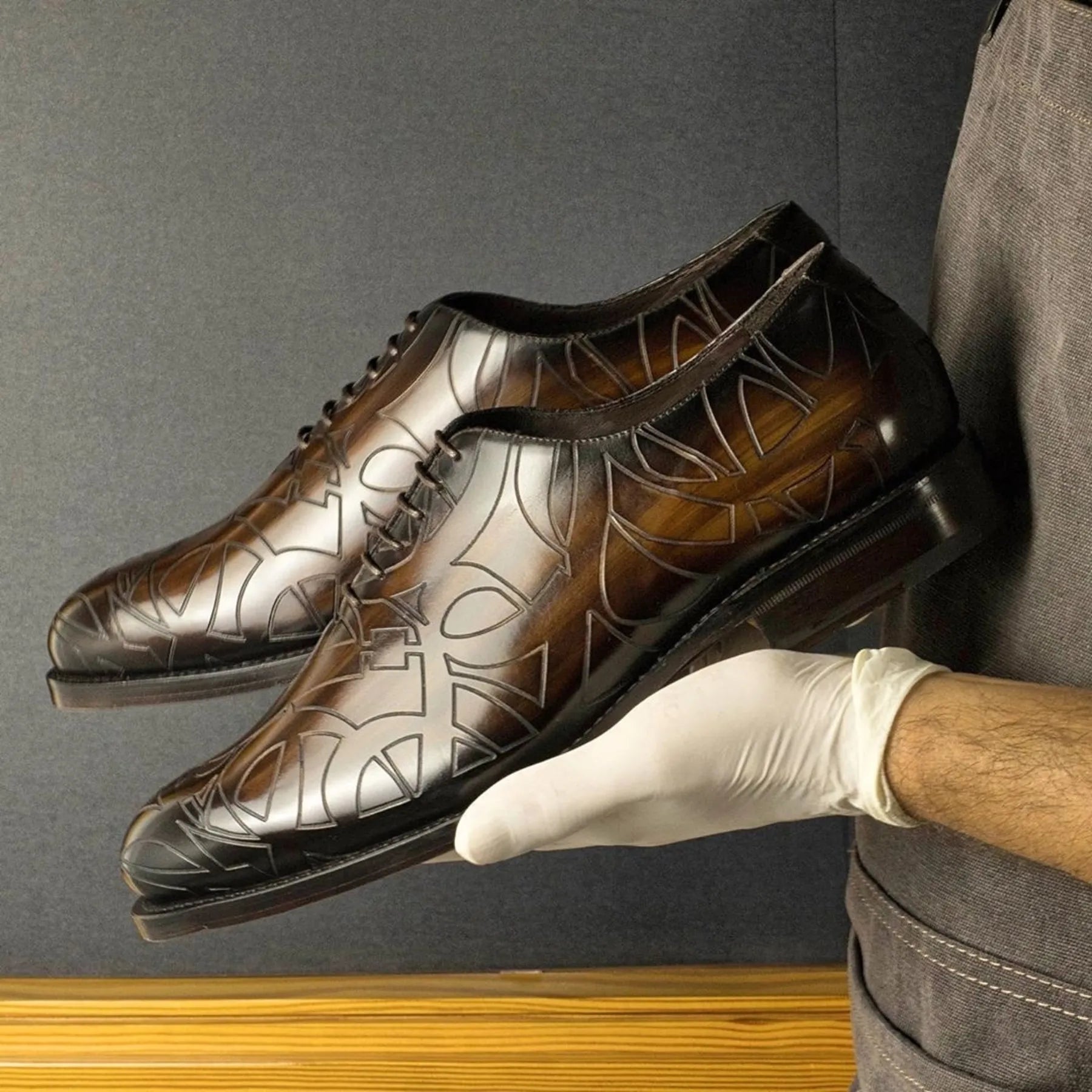 Quswa patina wholecut shoes in patterned brown leather with fiddled waist