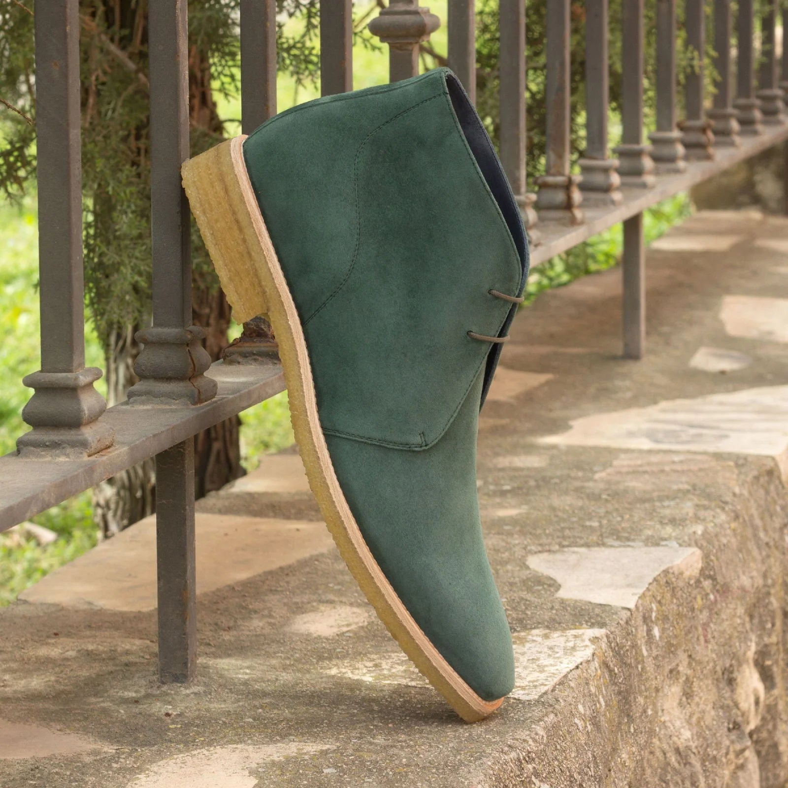 Rapa Chukka Boots II: green suede chukka boots with wooden sole and laces