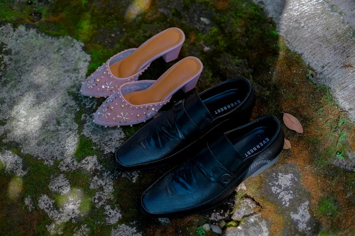 A pair of black textured leather slip-on shoes with a subtle perforated pattern and the ’everbest’ brand name visible on the insole.