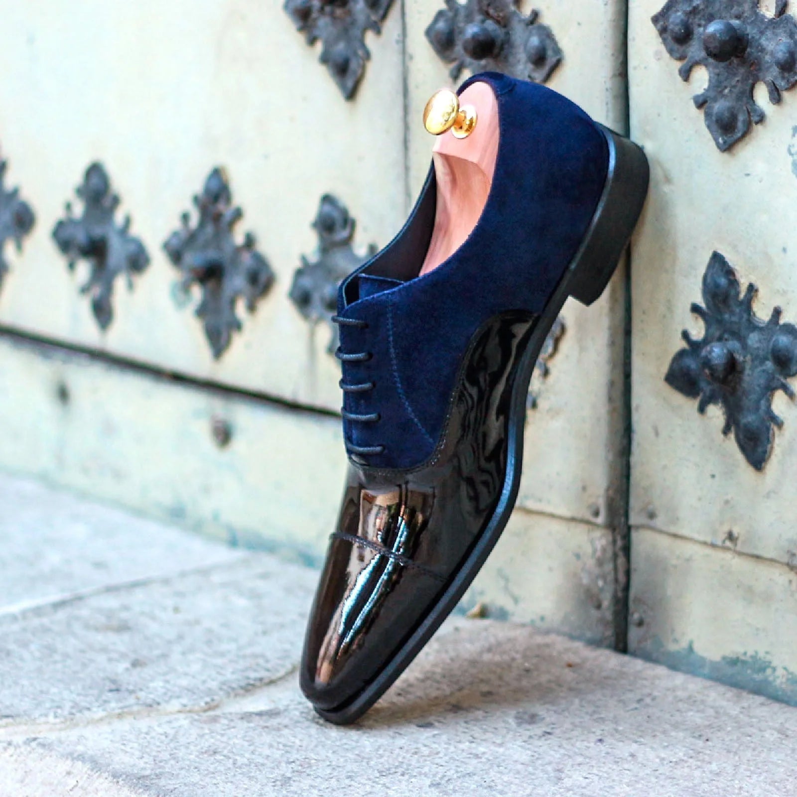 Hilo Oxford shoes in blue velvet, patent leather, gold accents, timeless style