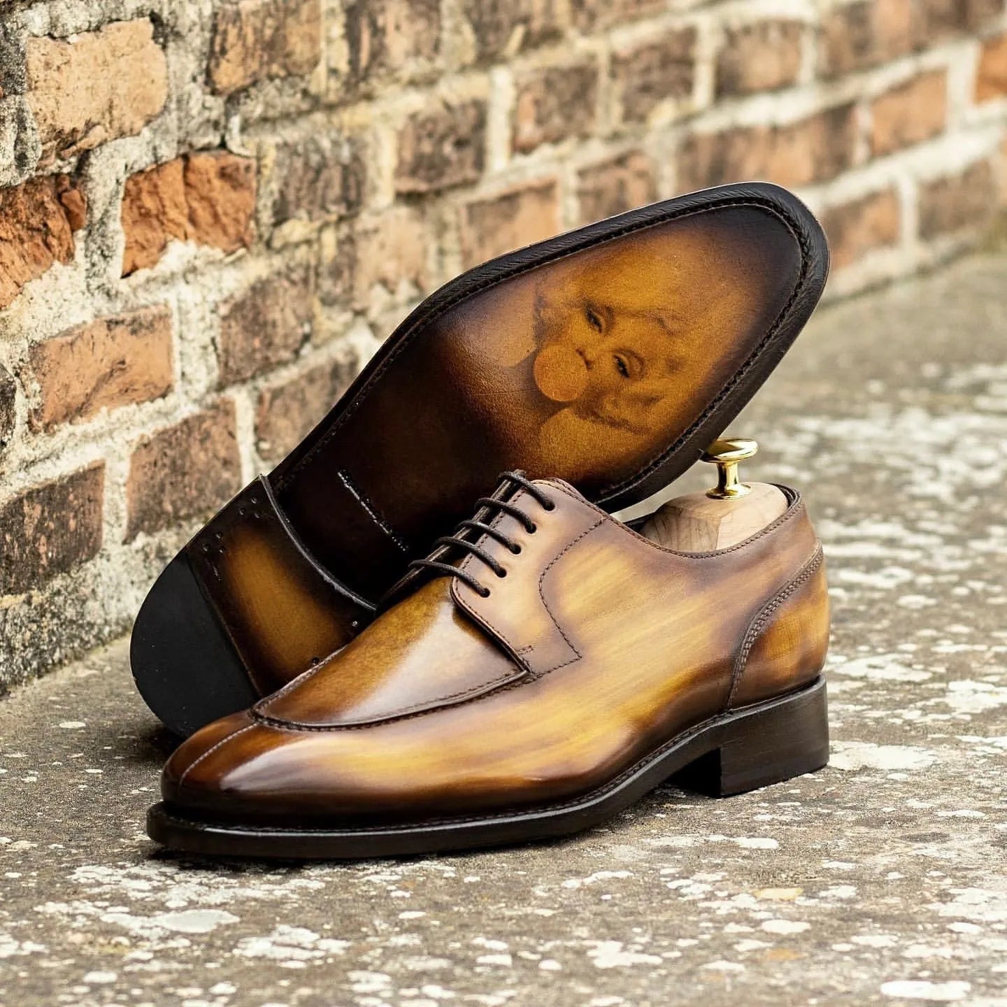 Rubis Derby split toe patina shoes II in brown leather