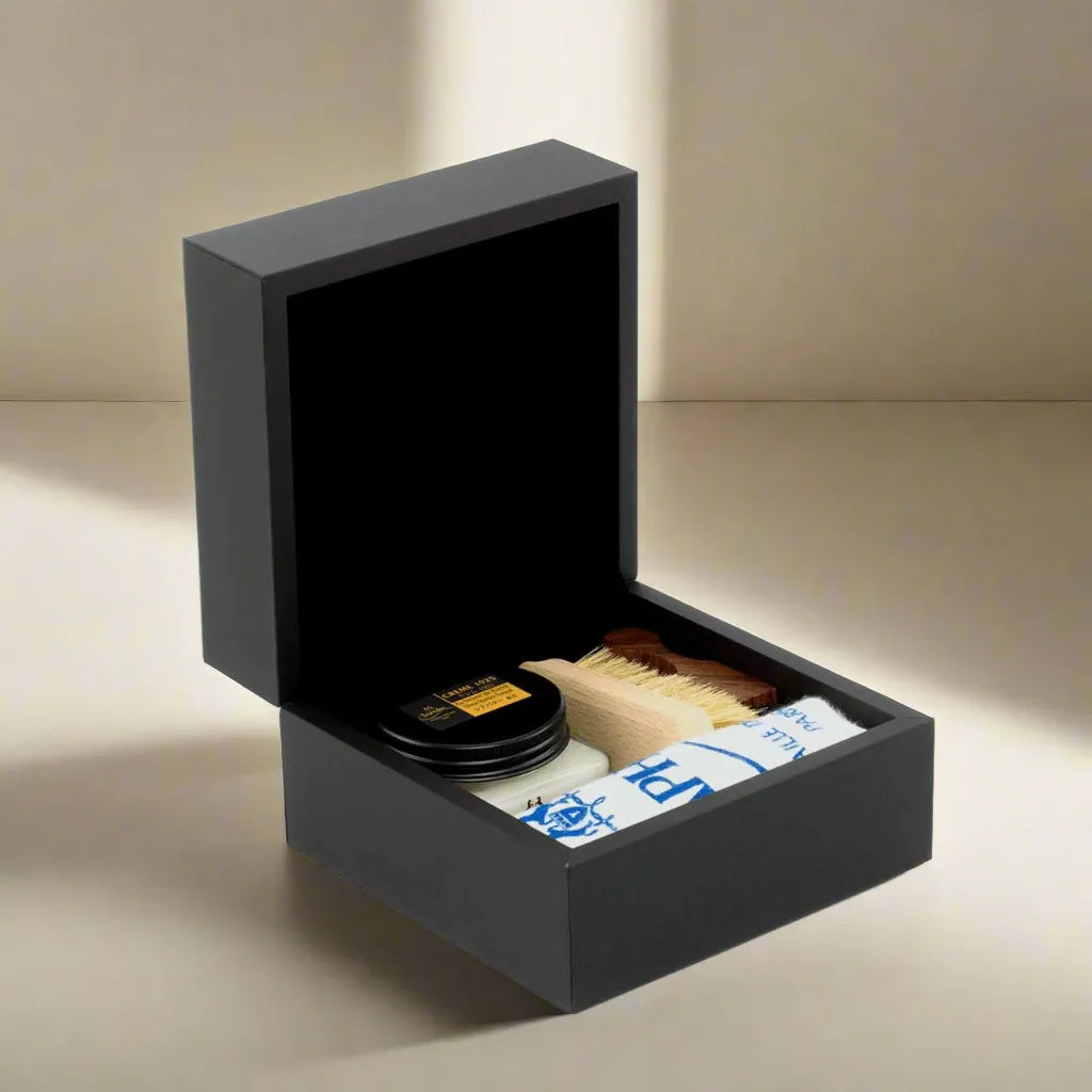 Open Saphir Premium Leather black shoe-shine box from Medaille d’Or kit